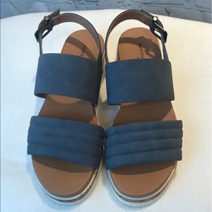 Adrienne Vittadini sport Sandals size 8